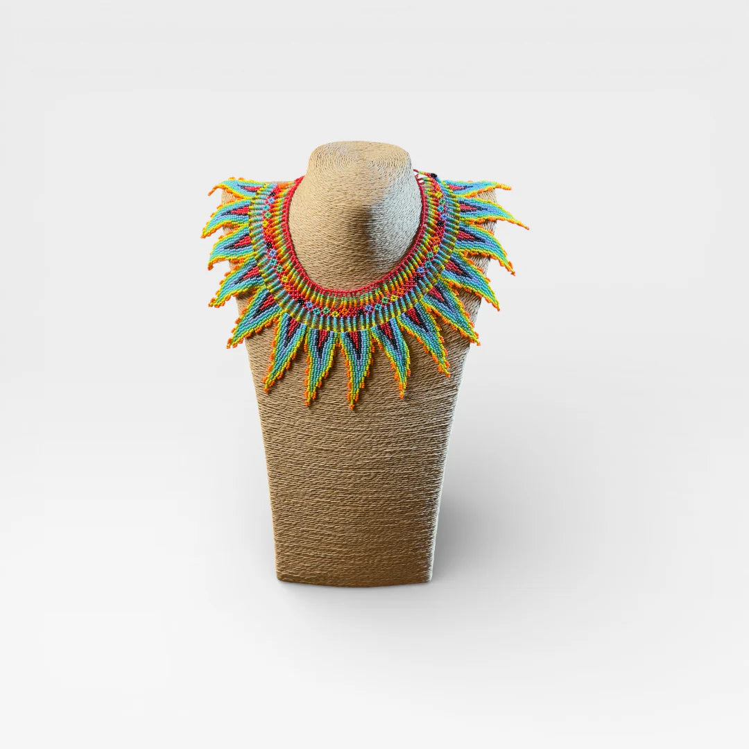 Collares: Collar Huichol de chaquira, diseño de rayos en azul, naranja y amarillo.