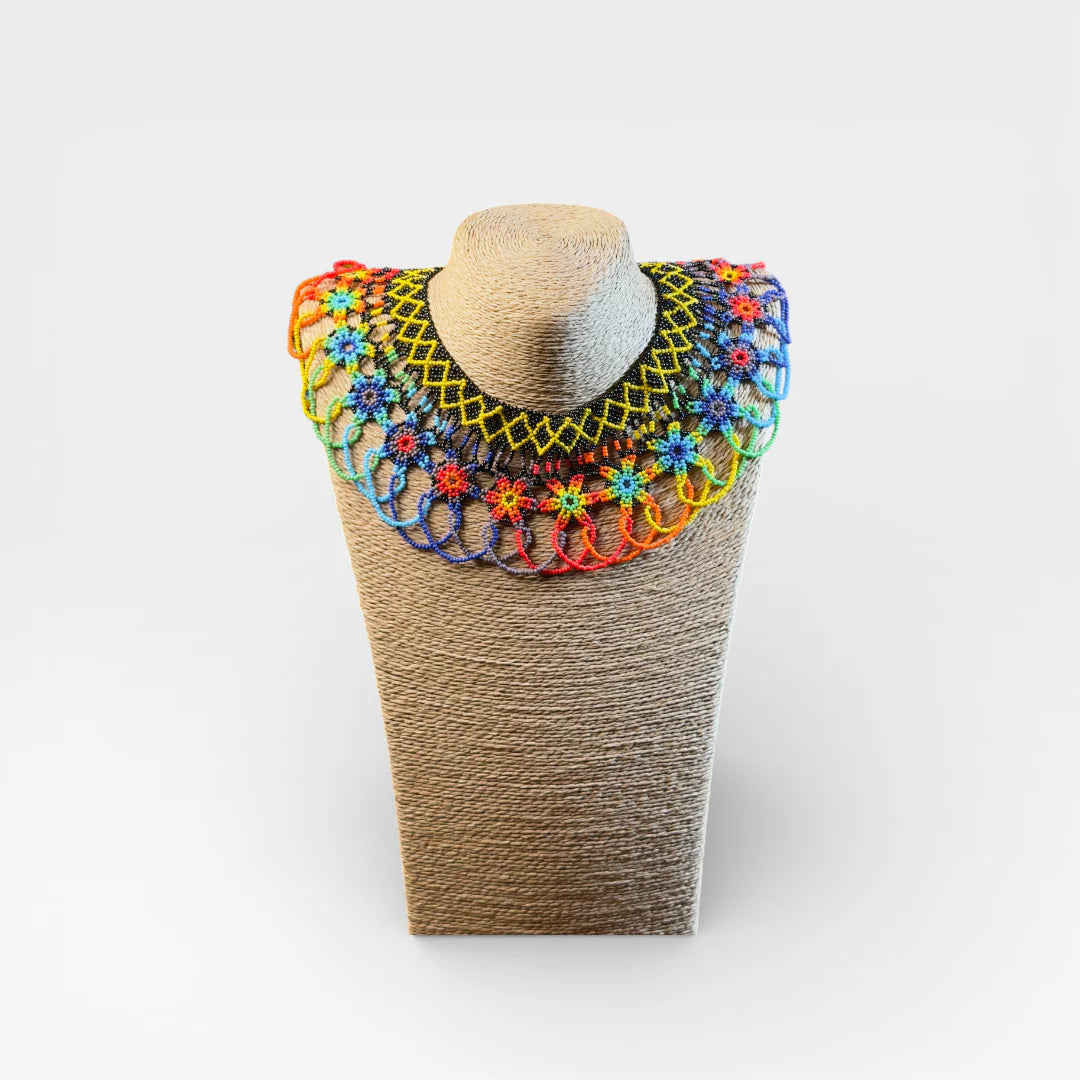 Collares: Chaquira Huichol con flores multicolor, patrón geométrico negro y amarillo.