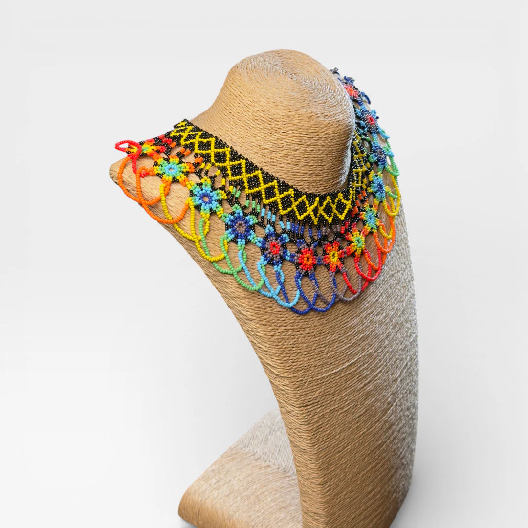 Collares: Chaquira Huichol con flores multicolor, patrón geométrico negro y amarillo.