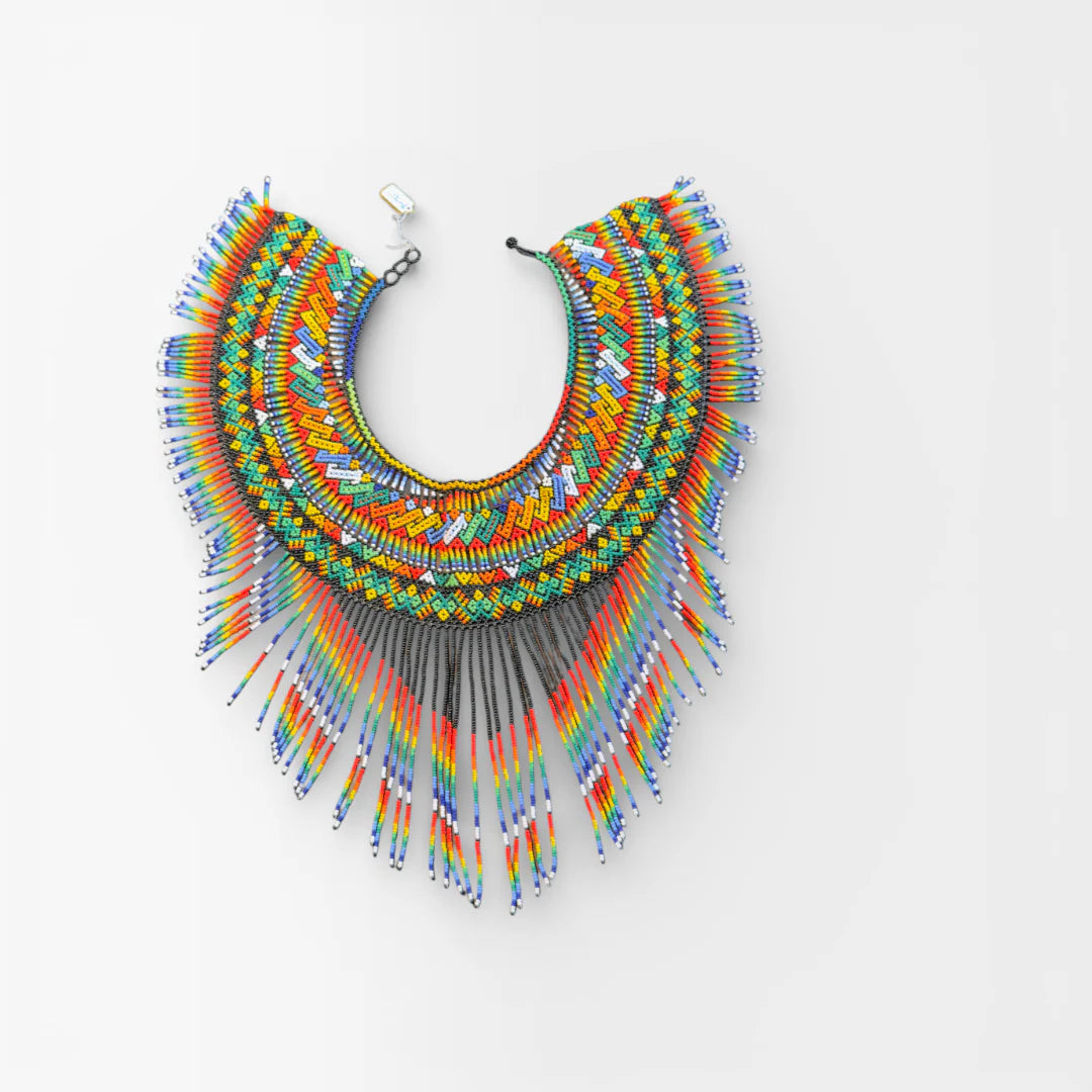 Collares: Patrones geométricos de chaquira en rojo, amarillo y verde.