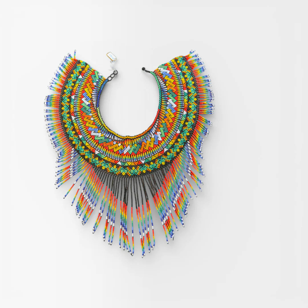 Collares: Patrones geométricos de chaquira en rojo, amarillo y verde.