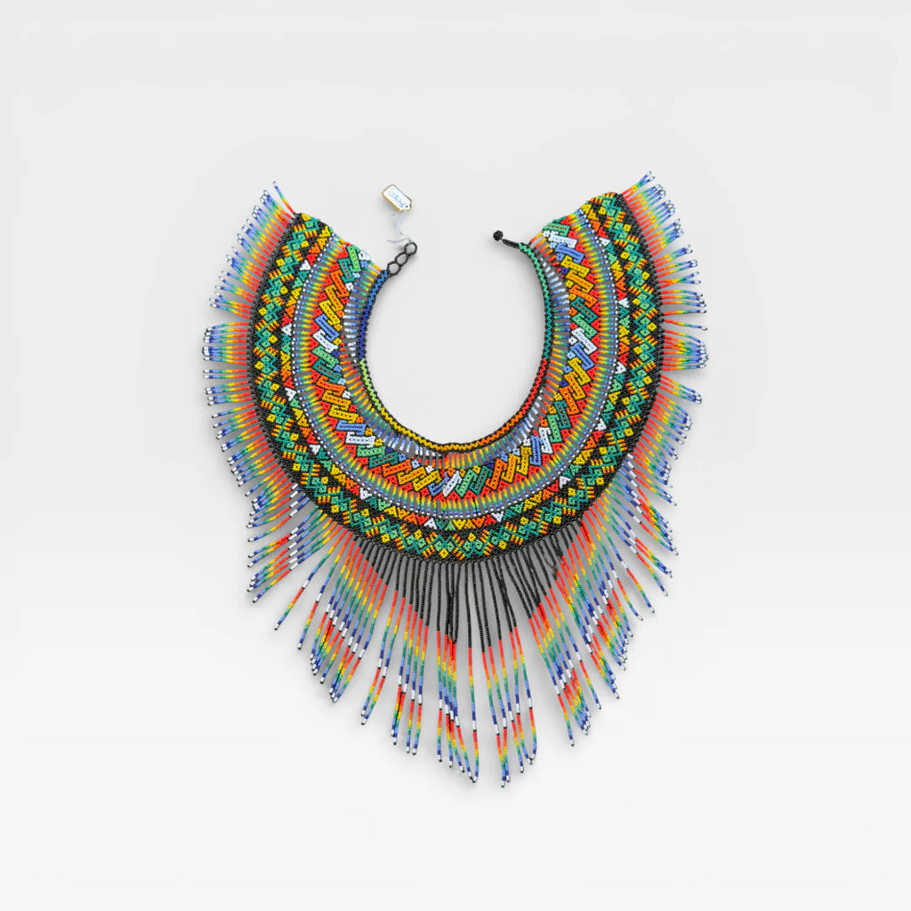 Collares: Patrones geométricos de chaquira en rojo, amarillo y verde.