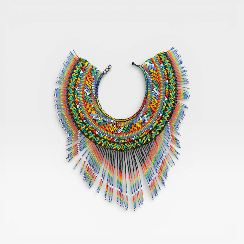 Collares: Patrones geométricos de chaquira en rojo, amarillo y verde.