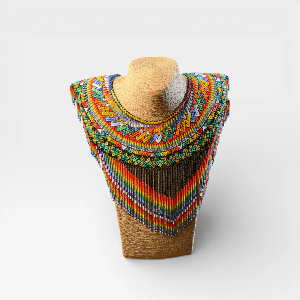 Collares: Patrones geométricos de chaquira en rojo, amarillo y verde.