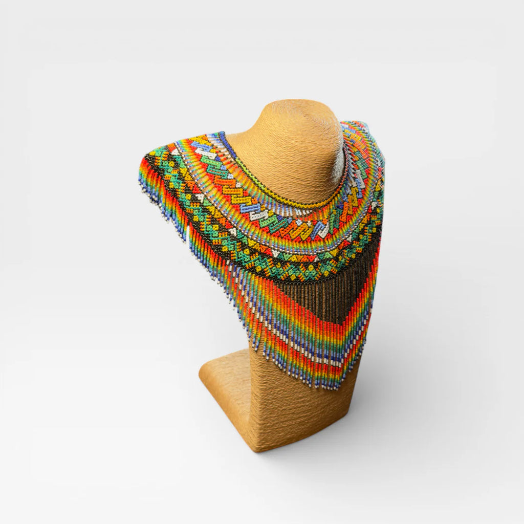 Collares: Patrones geométricos de chaquira en rojo, amarillo y verde.