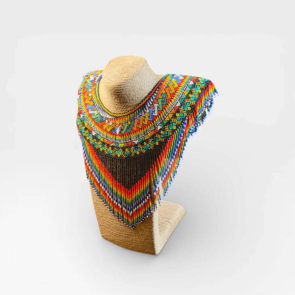 Collares: Patrones geométricos de chaquira en rojo, amarillo y verde.