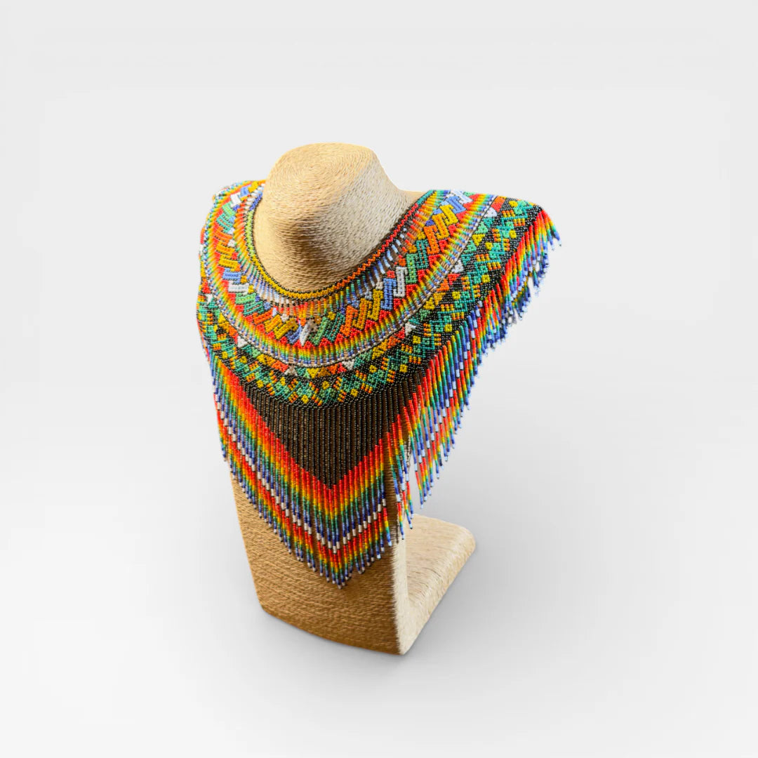 Collares: Patrones geométricos de chaquira en rojo, amarillo y verde.