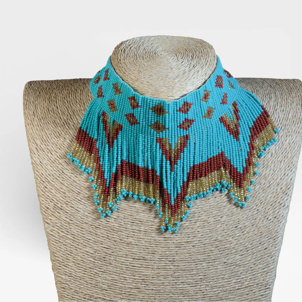 Collares Huichol de chaquira, turquesa, terracota y dorado, con diseños geométricos ancestrales.