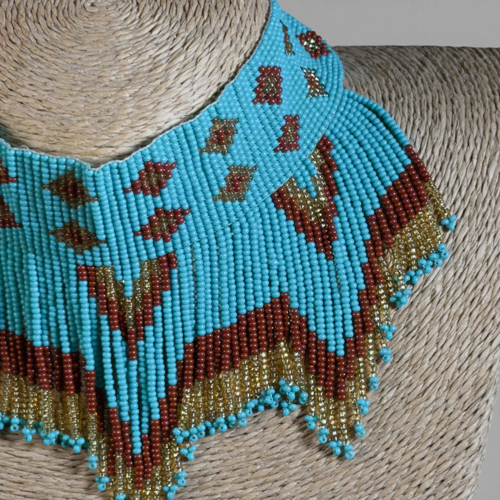Collares Huichol de chaquira, turquesa, terracota y dorado, con diseños geométricos ancestrales.