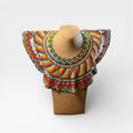 Collares: Pectoral Huichol de chaquira, diseño espiral arcoíris y detalles tierra.