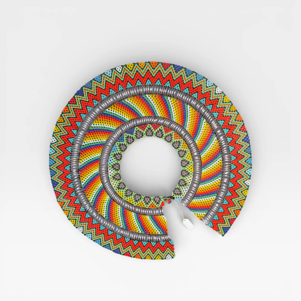 Collares: Pectoral Huichol de chaquira, diseño espiral arcoíris y detalles tierra.