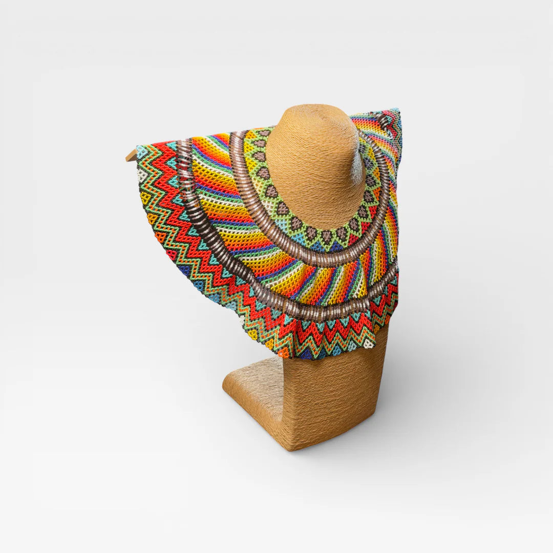 Collares: Pectoral Huichol de chaquira, diseño espiral arcoíris y detalles tierra.