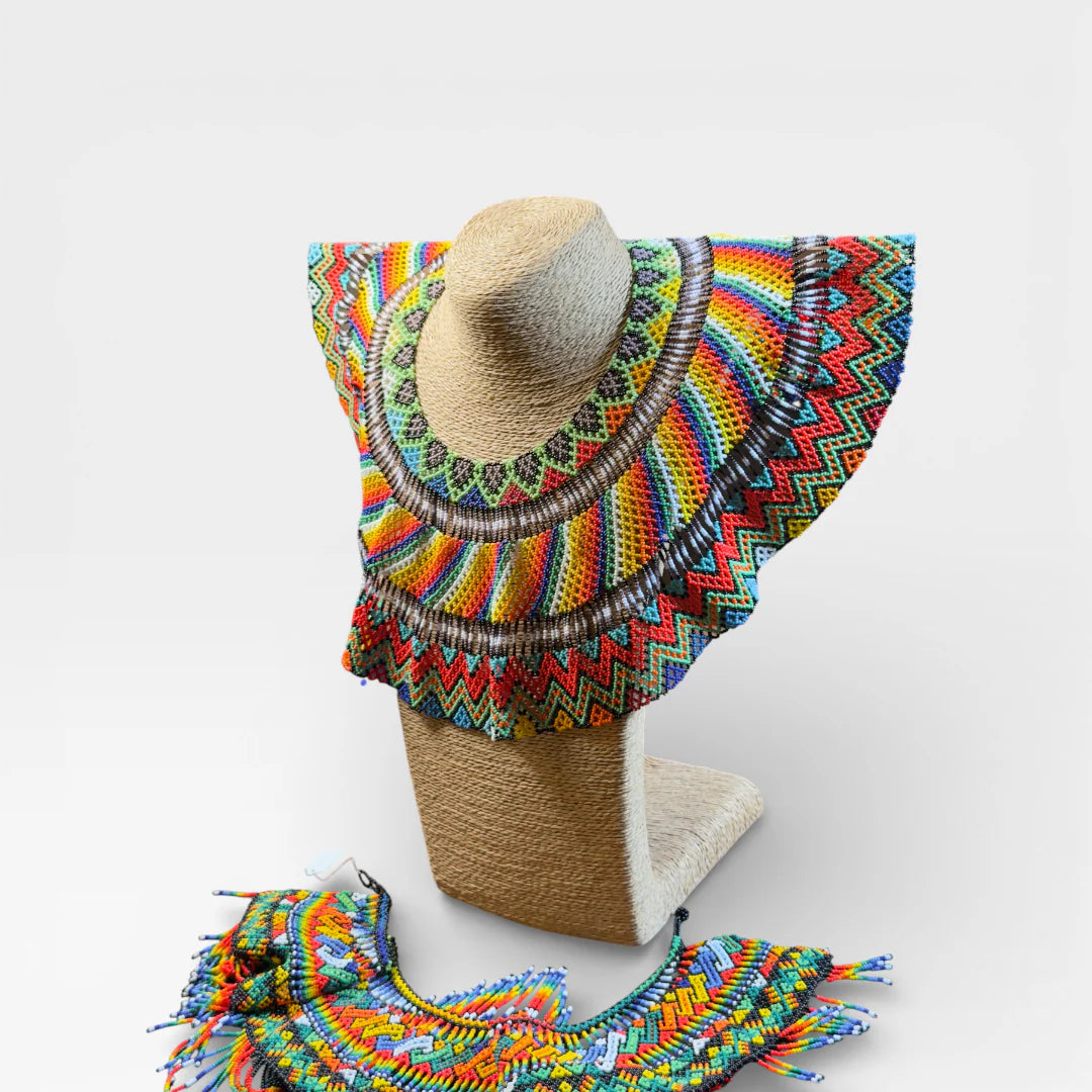 Collares: Pectoral Huichol de chaquira, diseño espiral arcoíris y detalles tierra.