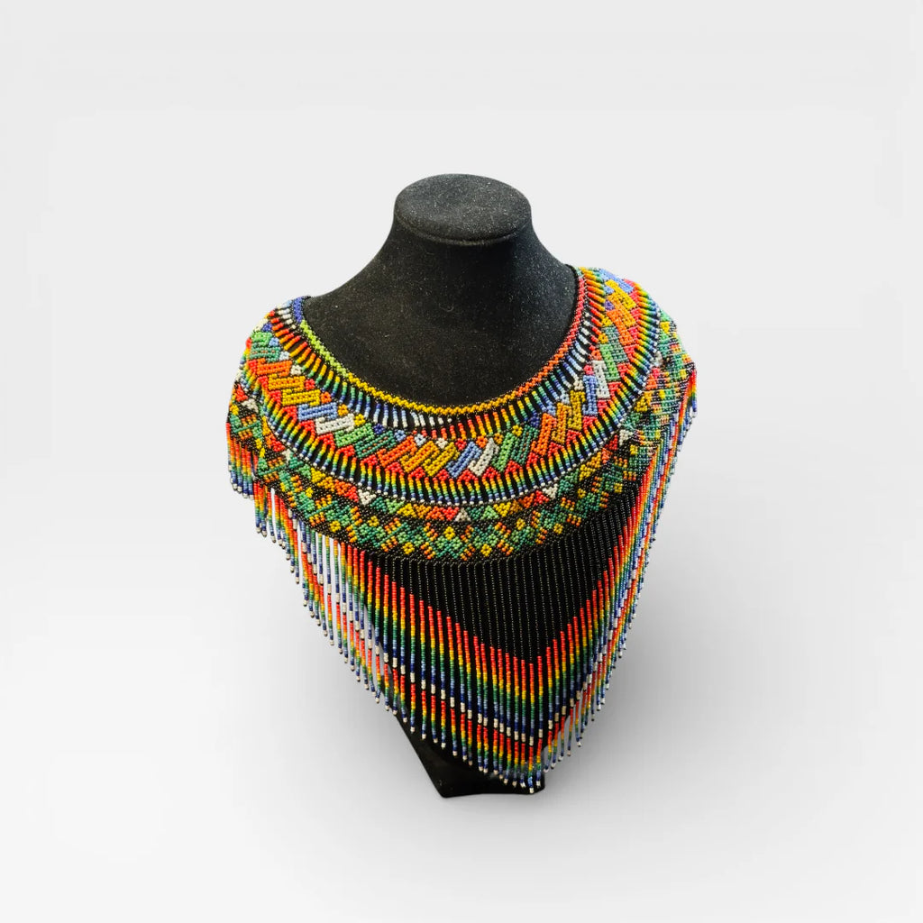 Collar Pechera Huichol de chaquira, diseño geométrico multicolor y negro con flecos.
