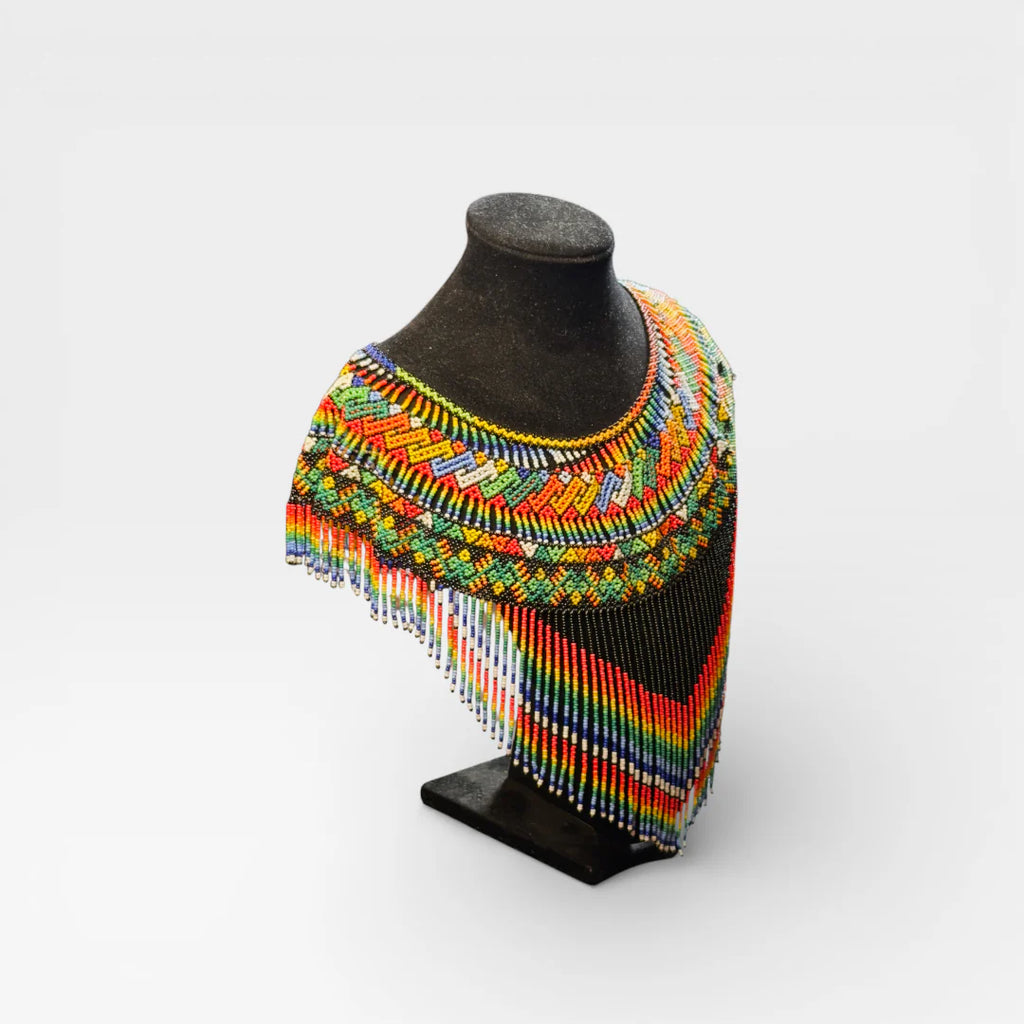 Collar Pechera Huichol de chaquira, diseño geométrico multicolor y negro con flecos.