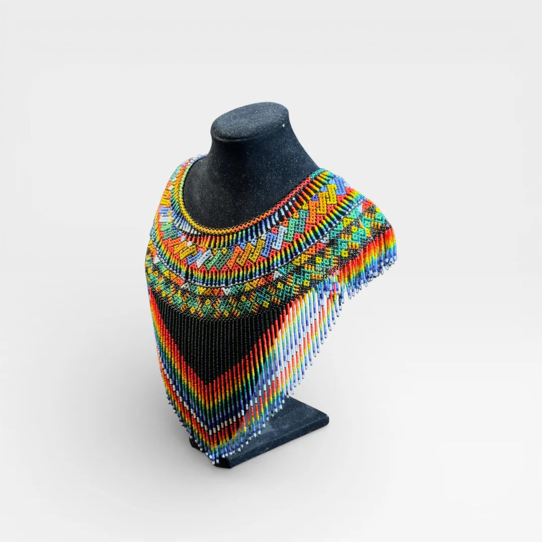 Collar Pechera Huichol de chaquira, diseño geométrico multicolor y negro con flecos.