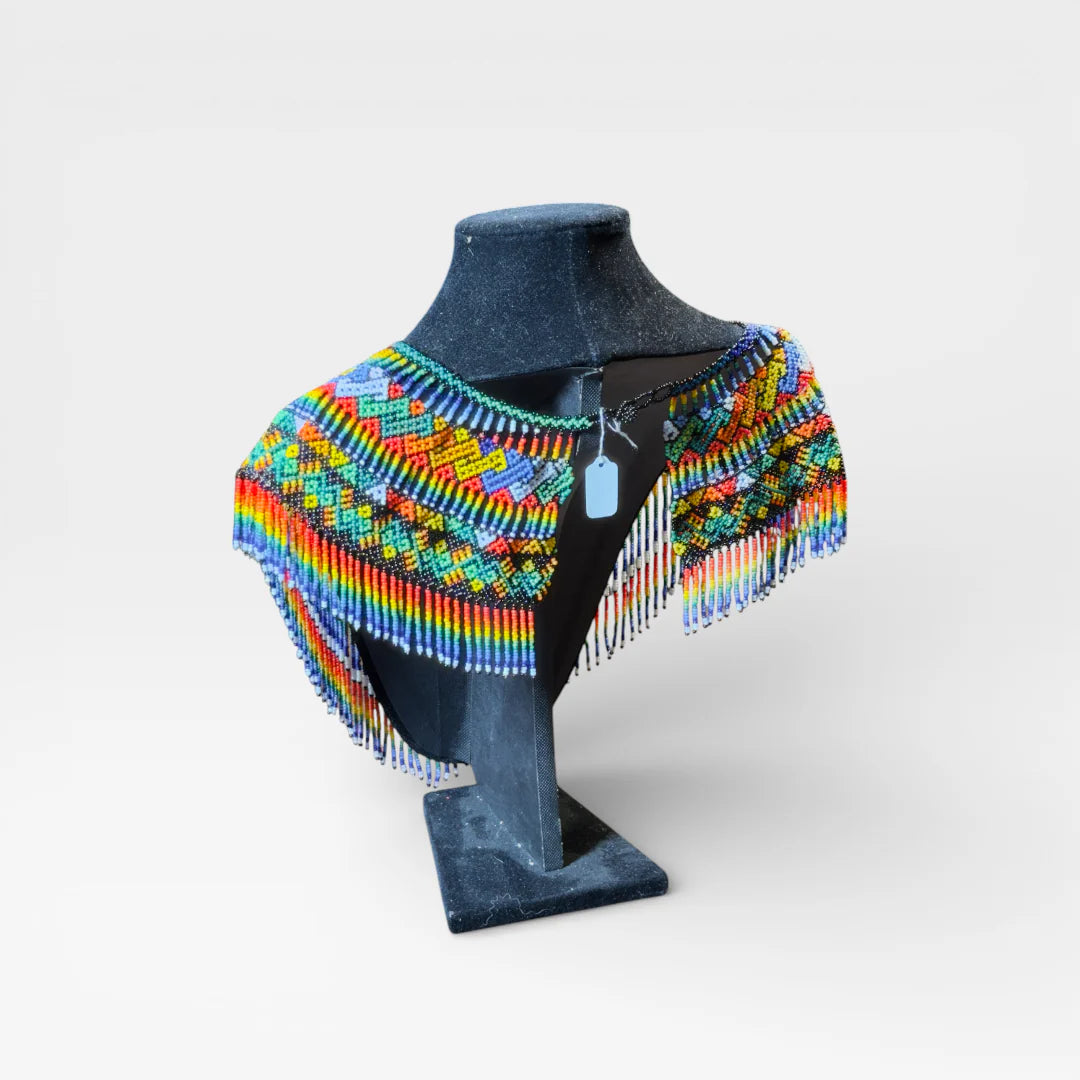 Collar Pechera Huichol de chaquira, diseño geométrico multicolor y negro con flecos.