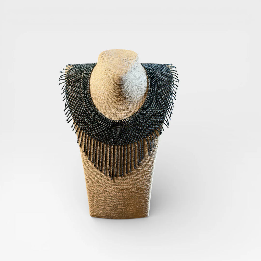 Collar Huichol de chaquira negra, elegante diseño de pechera con flecos.