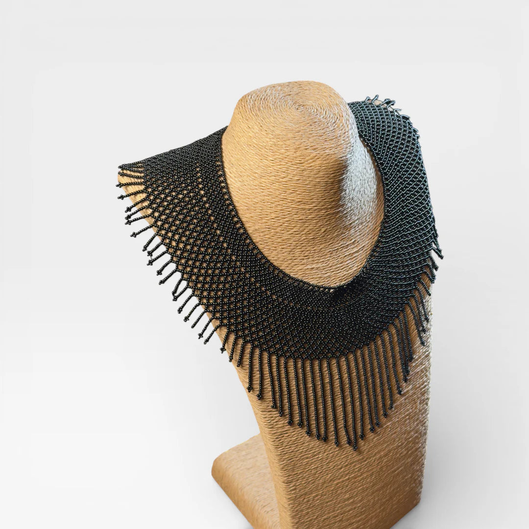 Collar Huichol de chaquira negra, elegante diseño de pechera con flecos.