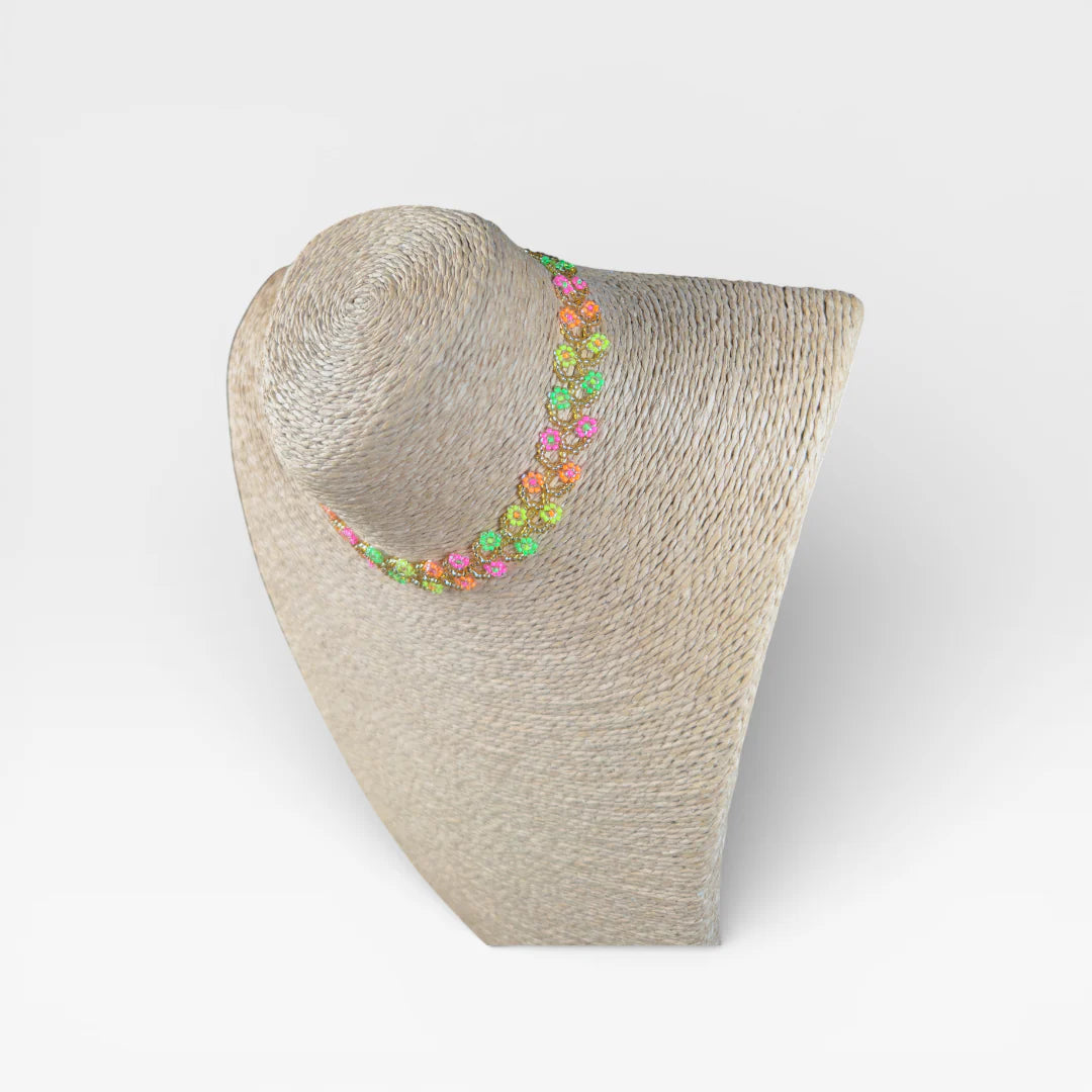 Collares de chaquira Huichol, rosa y verde neón, con patrón floral tejido.