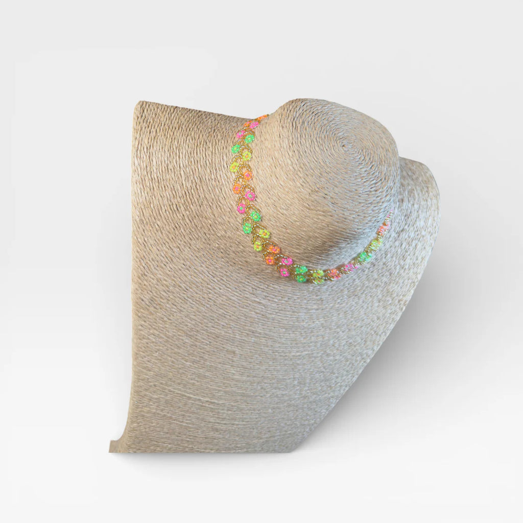 Collares de chaquira Huichol, rosa y verde neón, con patrón floral tejido.