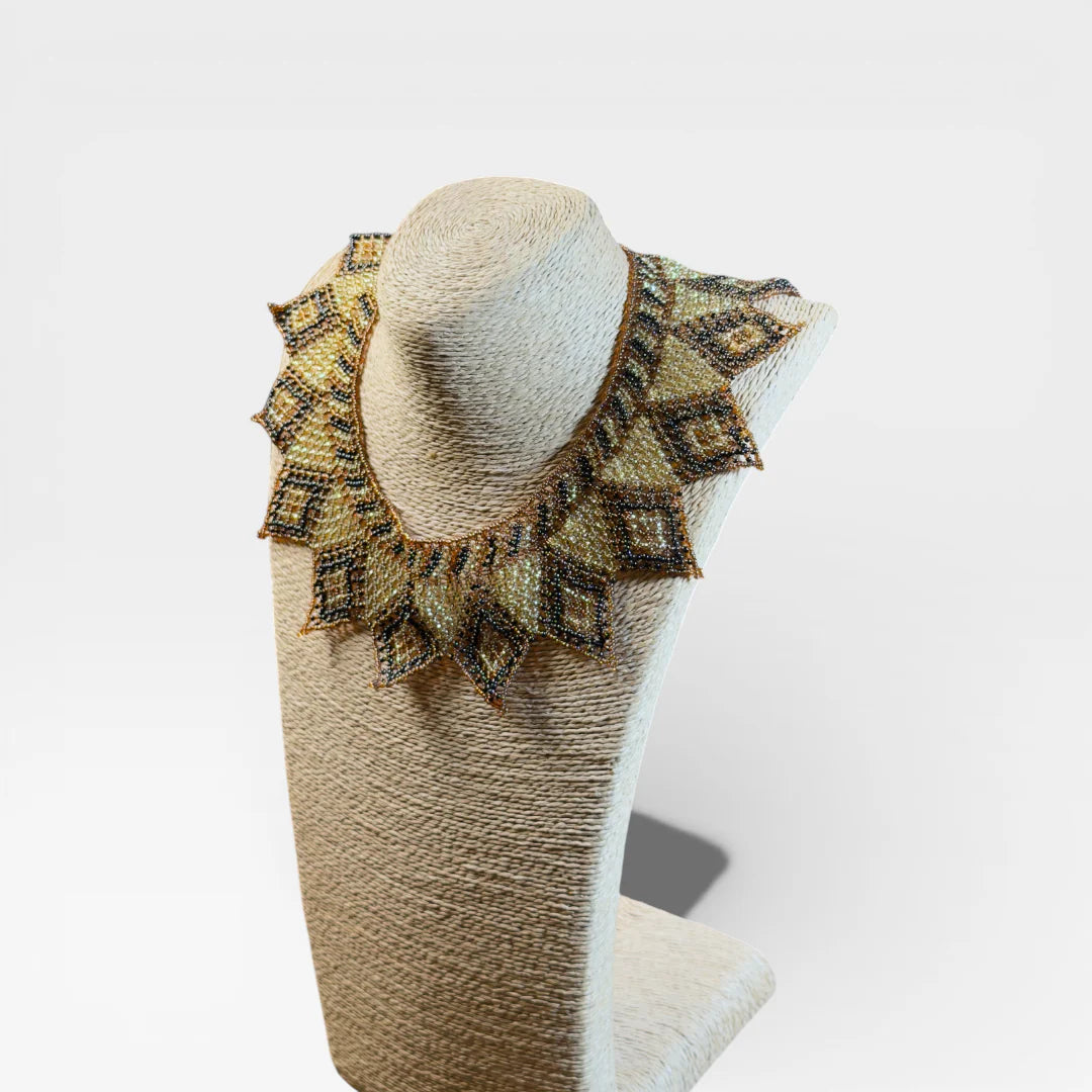 Collar de chaquira Huichol dorado, negro y café con patrón de rombos y puntas.