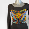 Collares Huichol: Sol central amarillo, azul y naranja, diseño alado con chaquira.