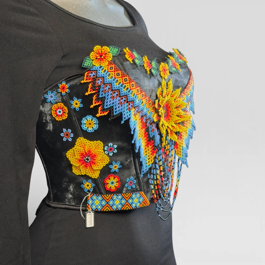 Collares Huichol: Sol central amarillo, azul y naranja, diseño alado con chaquira.