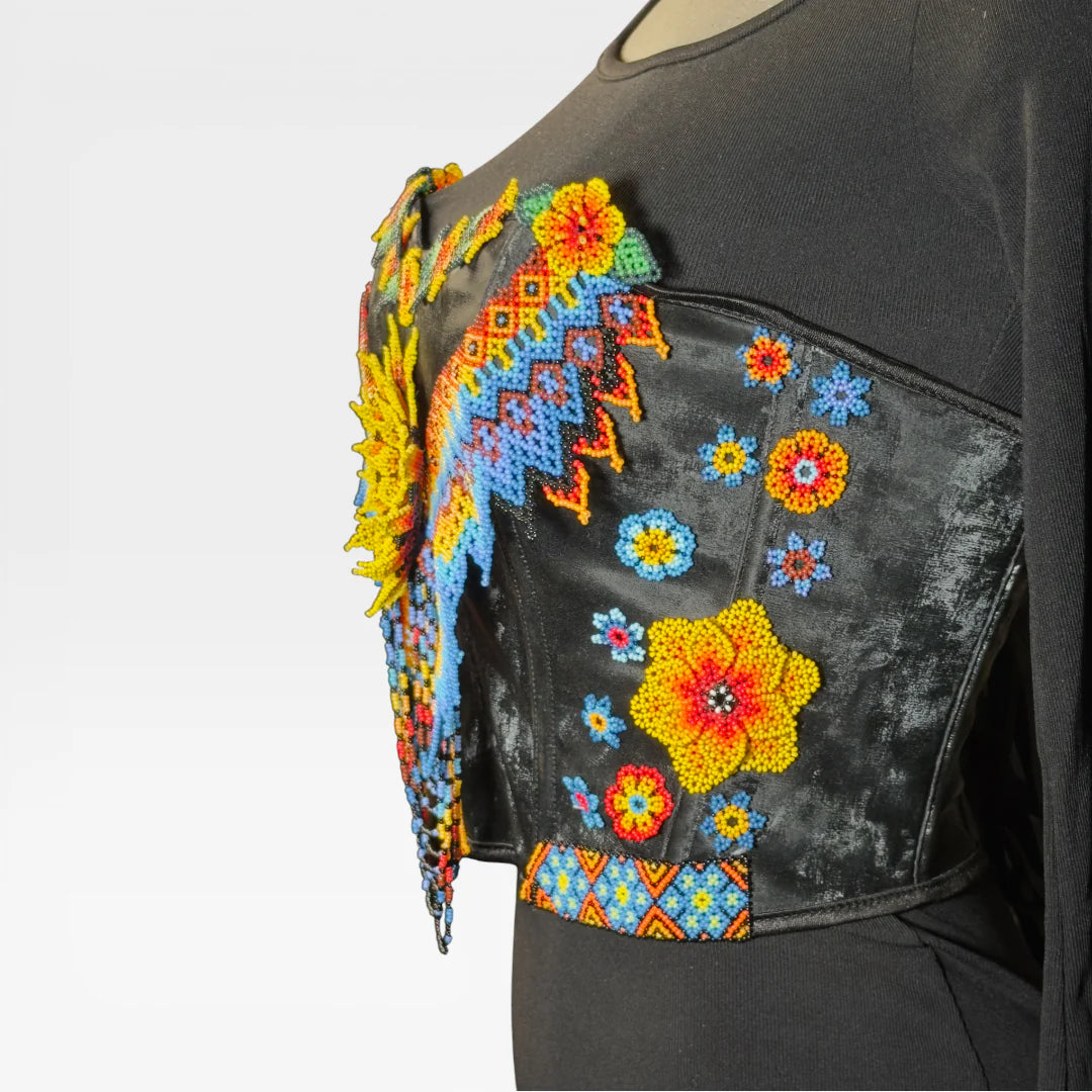 Collares Huichol: Sol central amarillo, azul y naranja, diseño alado con chaquira.