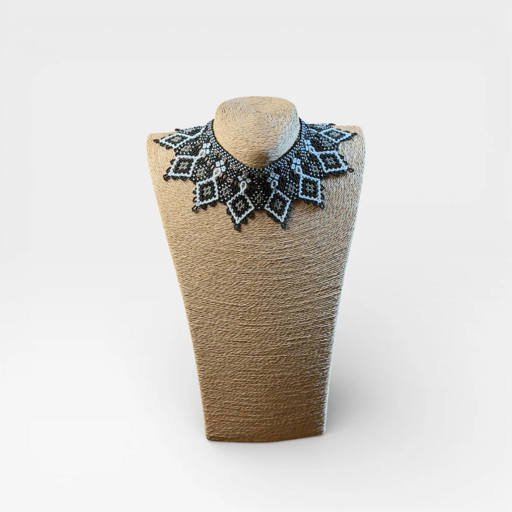 Collares: Collar Huichol de chaquira negro y blanco con patrón de estrella.