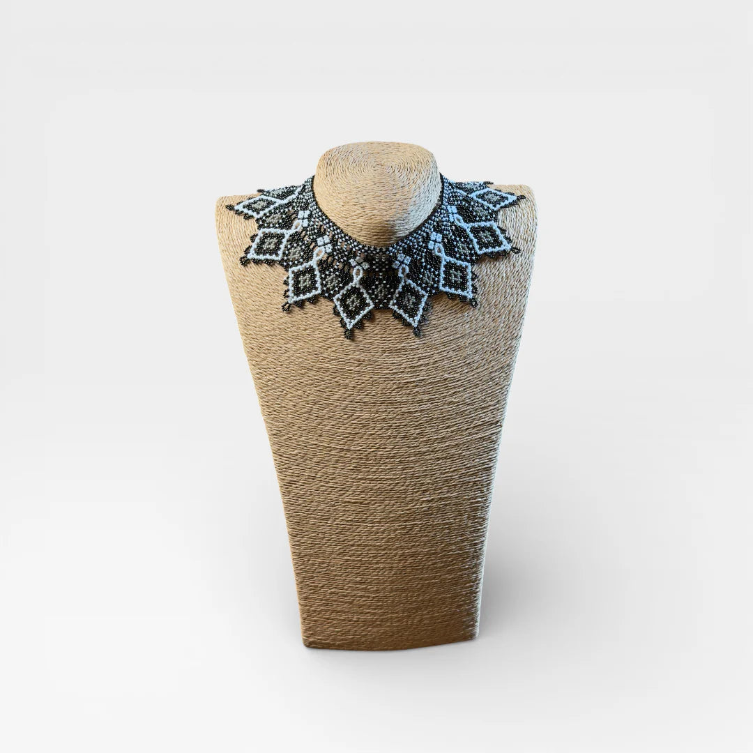 Collares: Collar Huichol de chaquira negro y blanco con patrón de estrella.