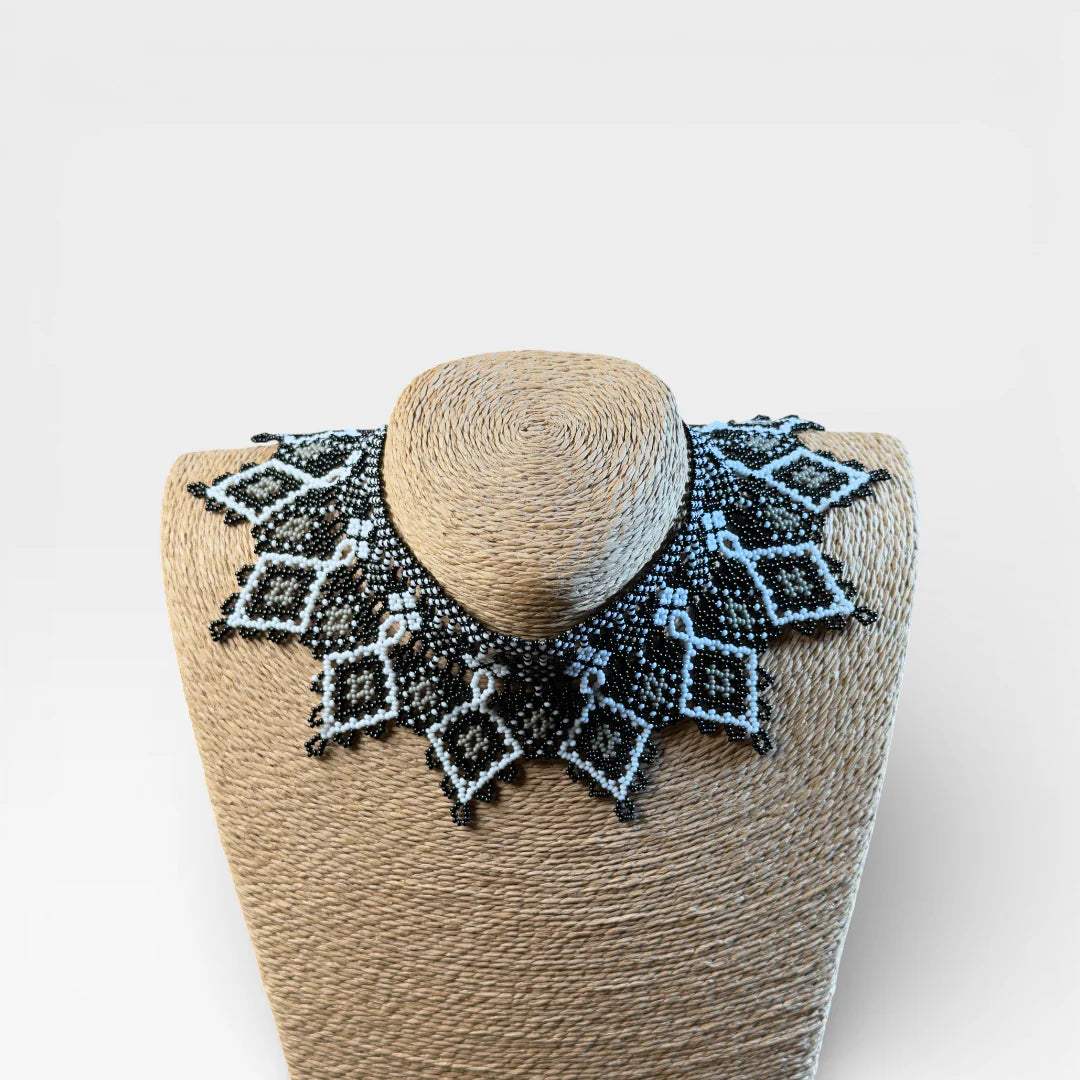 Collares: Collar Huichol de chaquira negro y blanco con patrón de estrella.