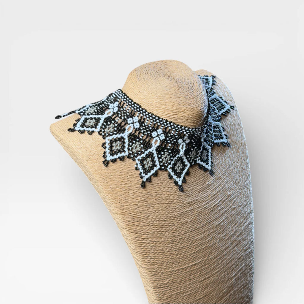Collares: Collar Huichol de chaquira negro y blanco con patrón de estrella.