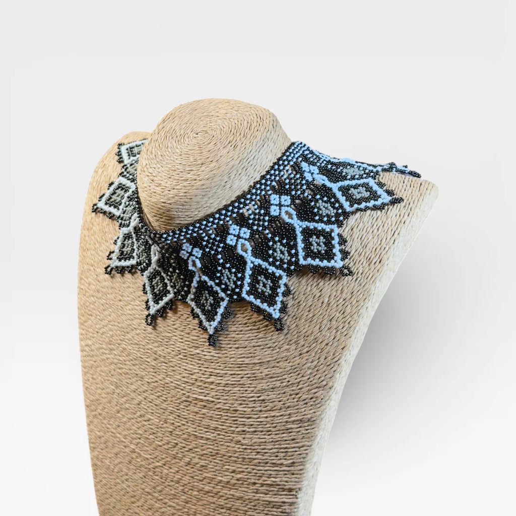 Collares: Collar Huichol de chaquira negro y blanco con patrón de estrella.