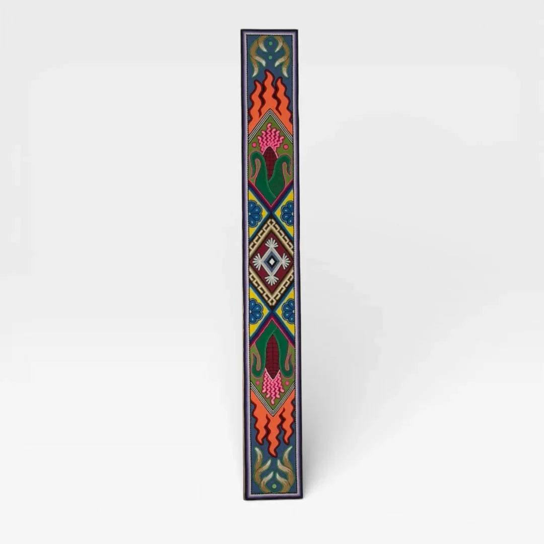 Cuadro de Arte Huichol con Chaquira: Patrón Geométrico Azul, Naranja y Verde.