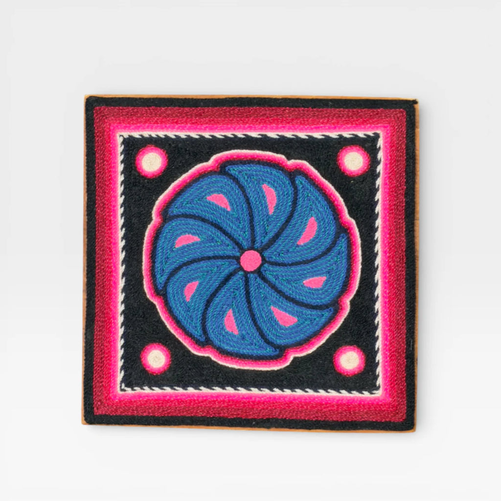 Cuadro de Arte Huichol con Chaquira: Espiral Geométrico Azul, Rosa y Negro