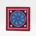 Cuadro de Arte Huichol con Chaquira: Espiral Geométrico Azul, Rosa y Negro