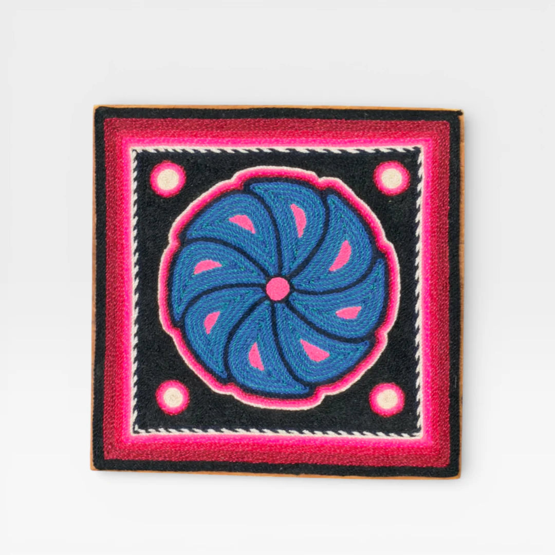 Cuadro de Arte Huichol con Chaquira: Espiral Geométrico Azul, Rosa y Negro