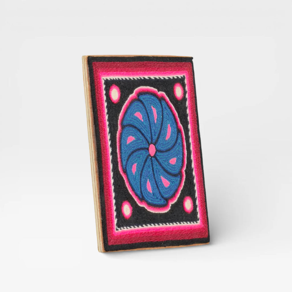 Cuadro de Arte Huichol con Chaquira: Espiral Geométrico Azul, Rosa y Negro
