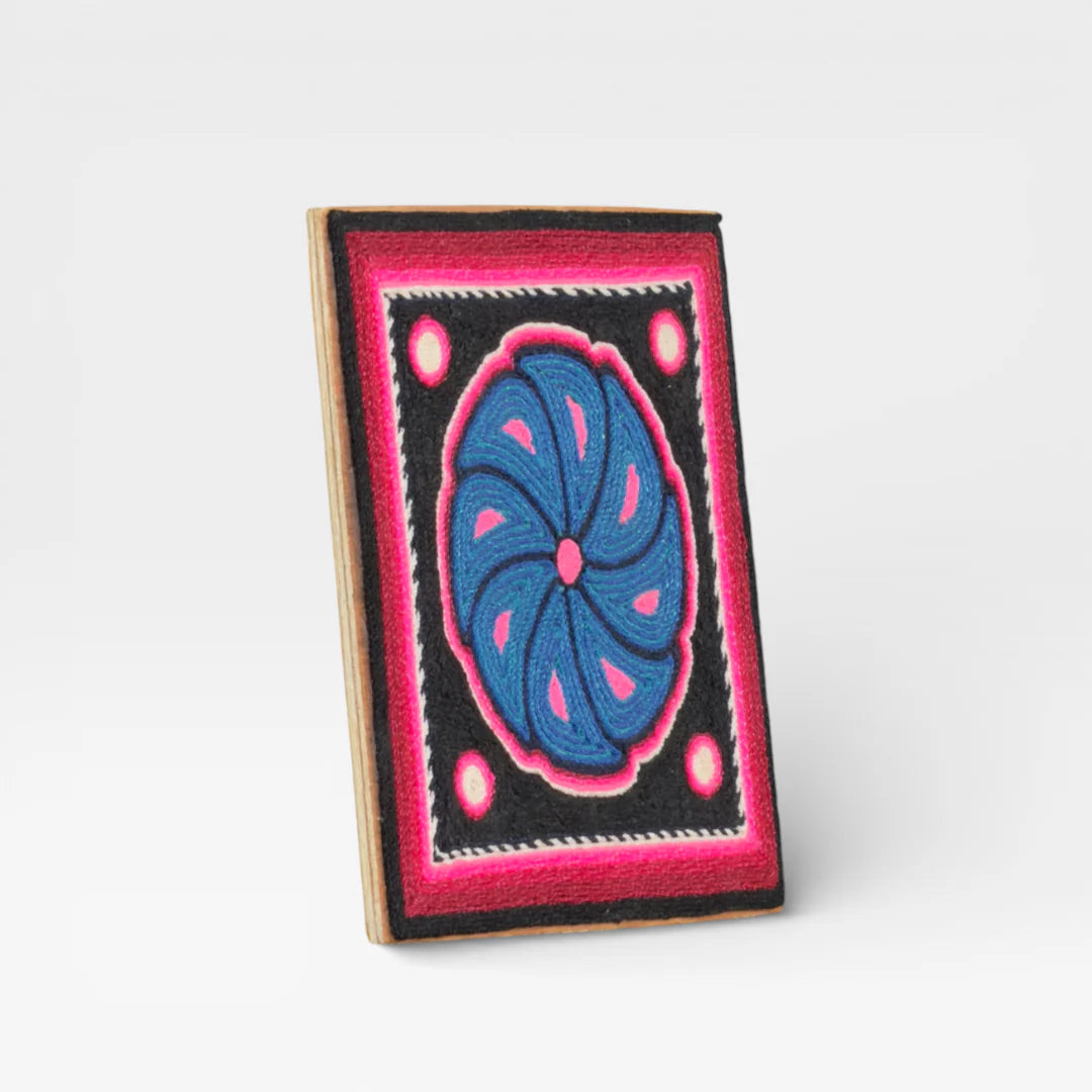 Cuadro de Arte Huichol con Chaquira: Espiral Geométrico Azul, Rosa y Negro