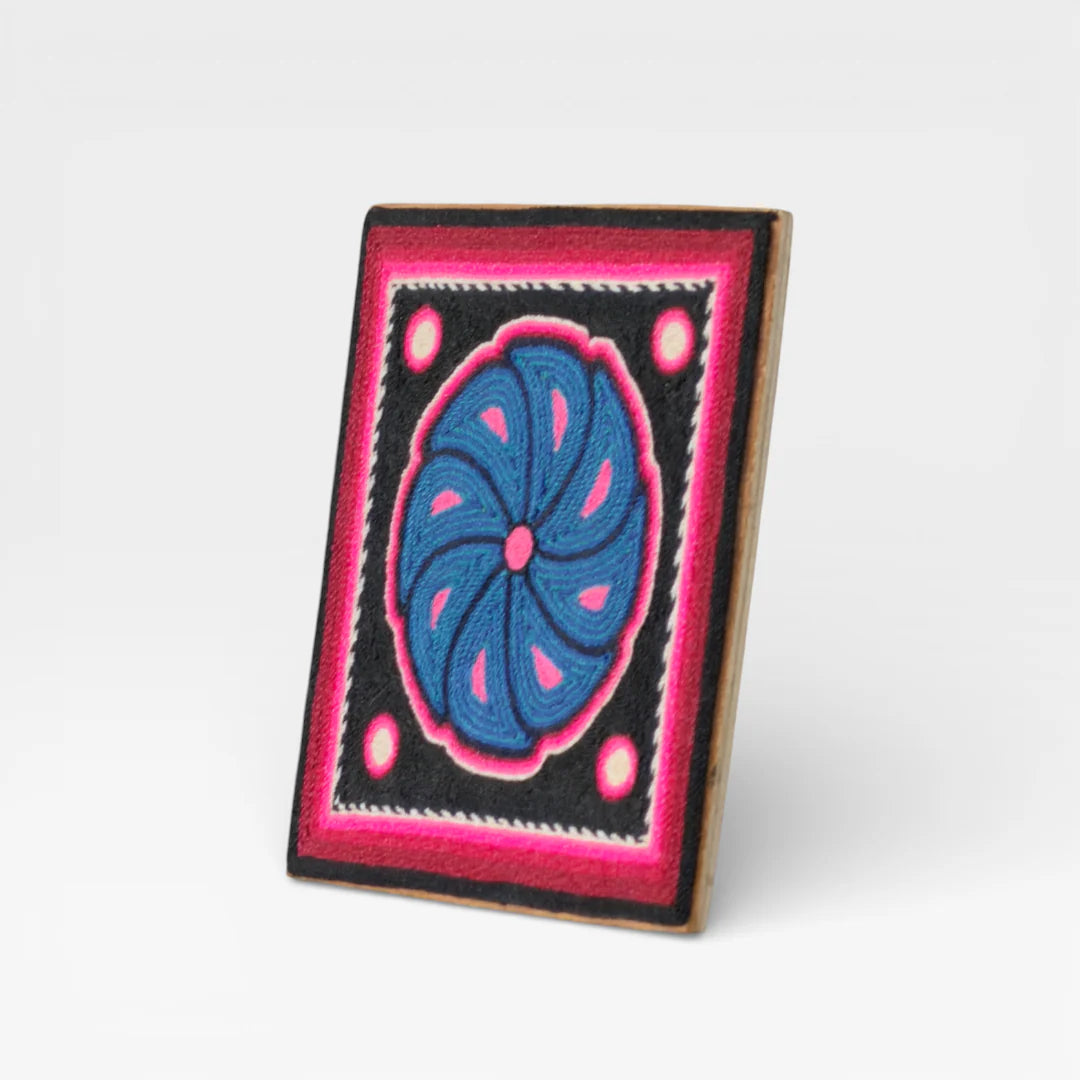 Cuadro de Arte Huichol con Chaquira: Espiral Geométrico Azul, Rosa y Negro