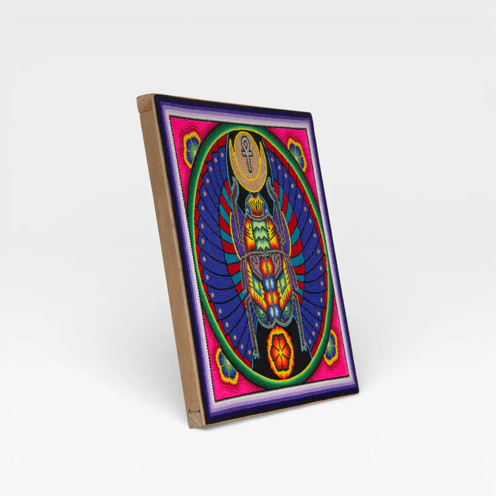 Cuadro de Arte Wixárika con Chaquira: Escarabajo Ankh Azul Fucsia Multicolor.