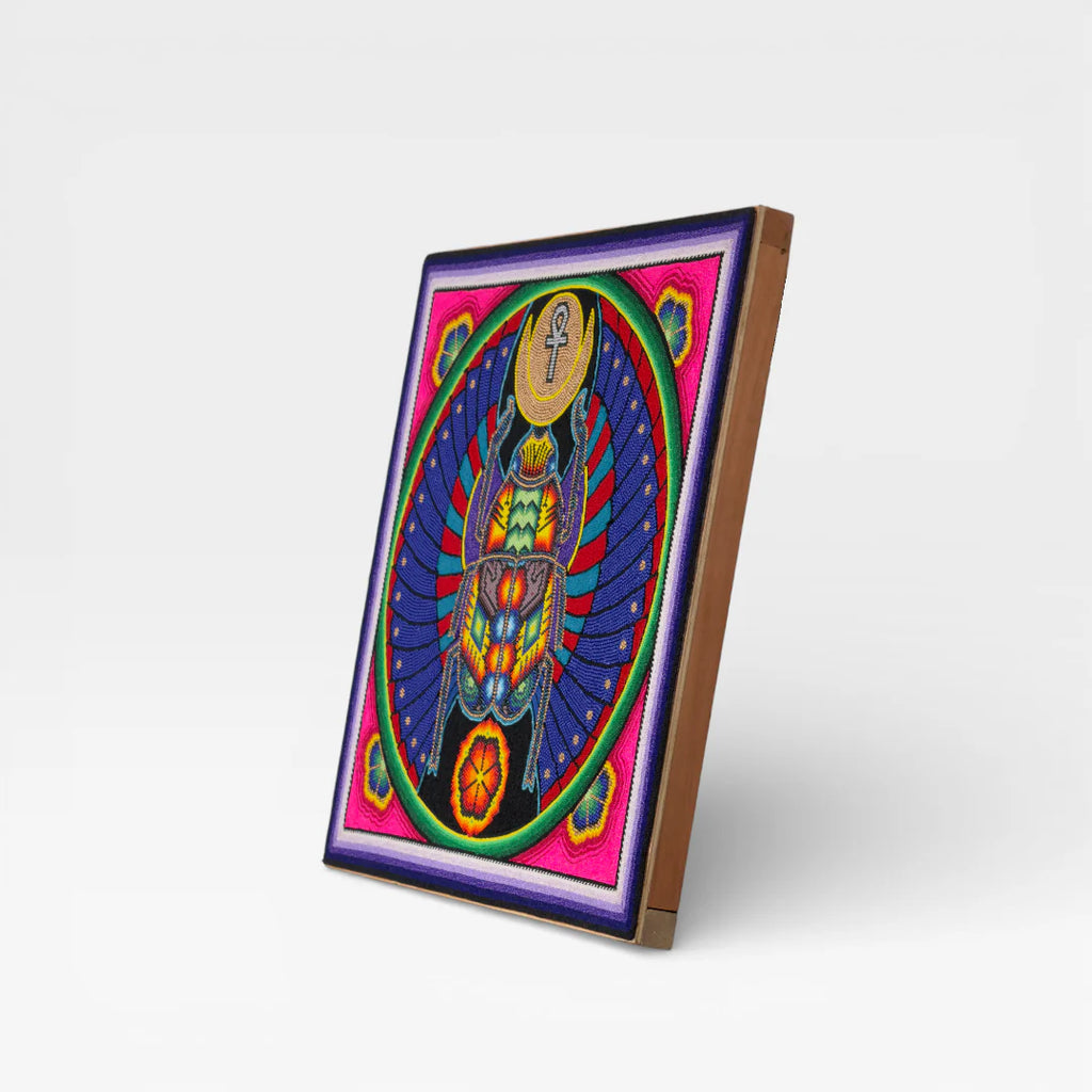 Cuadro de Arte Wixárika con Chaquira: Escarabajo Ankh Azul Fucsia Multicolor.