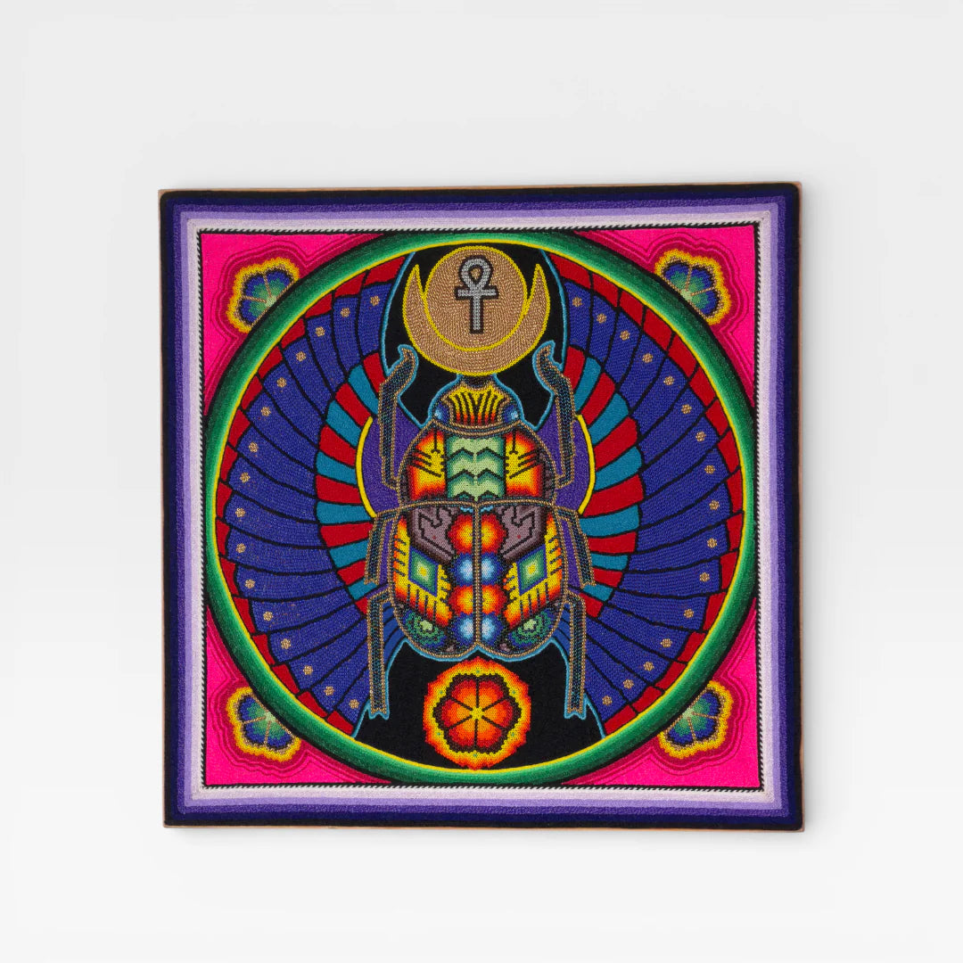 Cuadro de Arte Wixárika con Chaquira: Escarabajo Ankh Azul Fucsia Multicolor.
