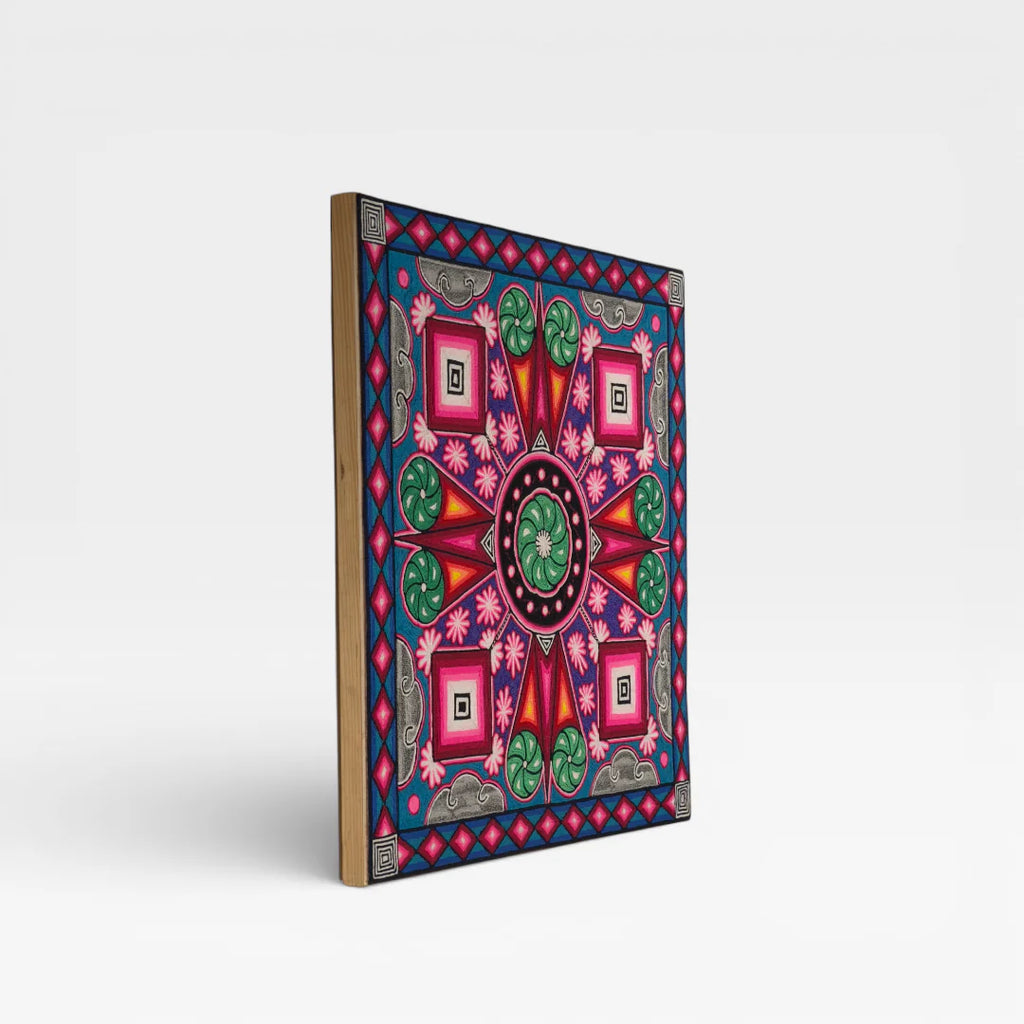 Cuadros de Arte Huichol con Chaquira: Diseño Geométrico Azul, Rosa y Verde