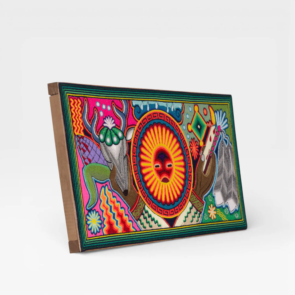 Cuadro de Arte Huichol con Chaquira: Sol Venado Verde Amarillo Rosa Patrones Geométricos