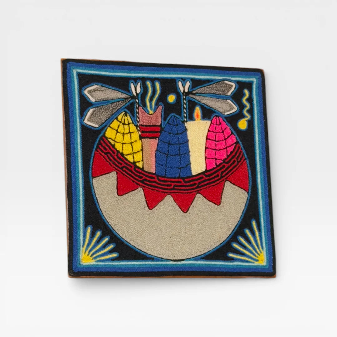 Cuadros Arte Huichol de Chaquira: Libélulas, Ofrendas y Patrón Geométrico Negro, Azul y Rojo.