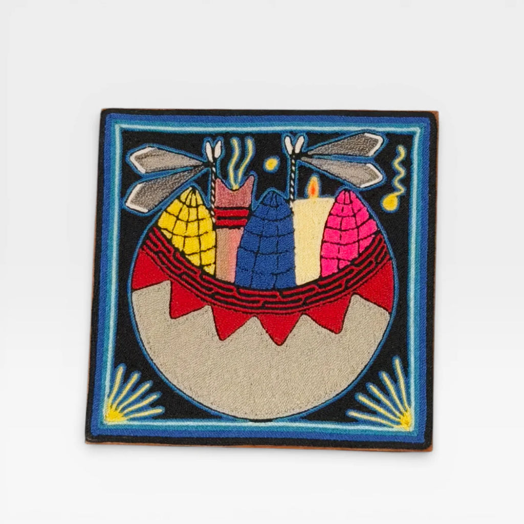 Cuadros Arte Huichol de Chaquira: Libélulas, Ofrendas y Patrón Geométrico Negro, Azul y Rojo.