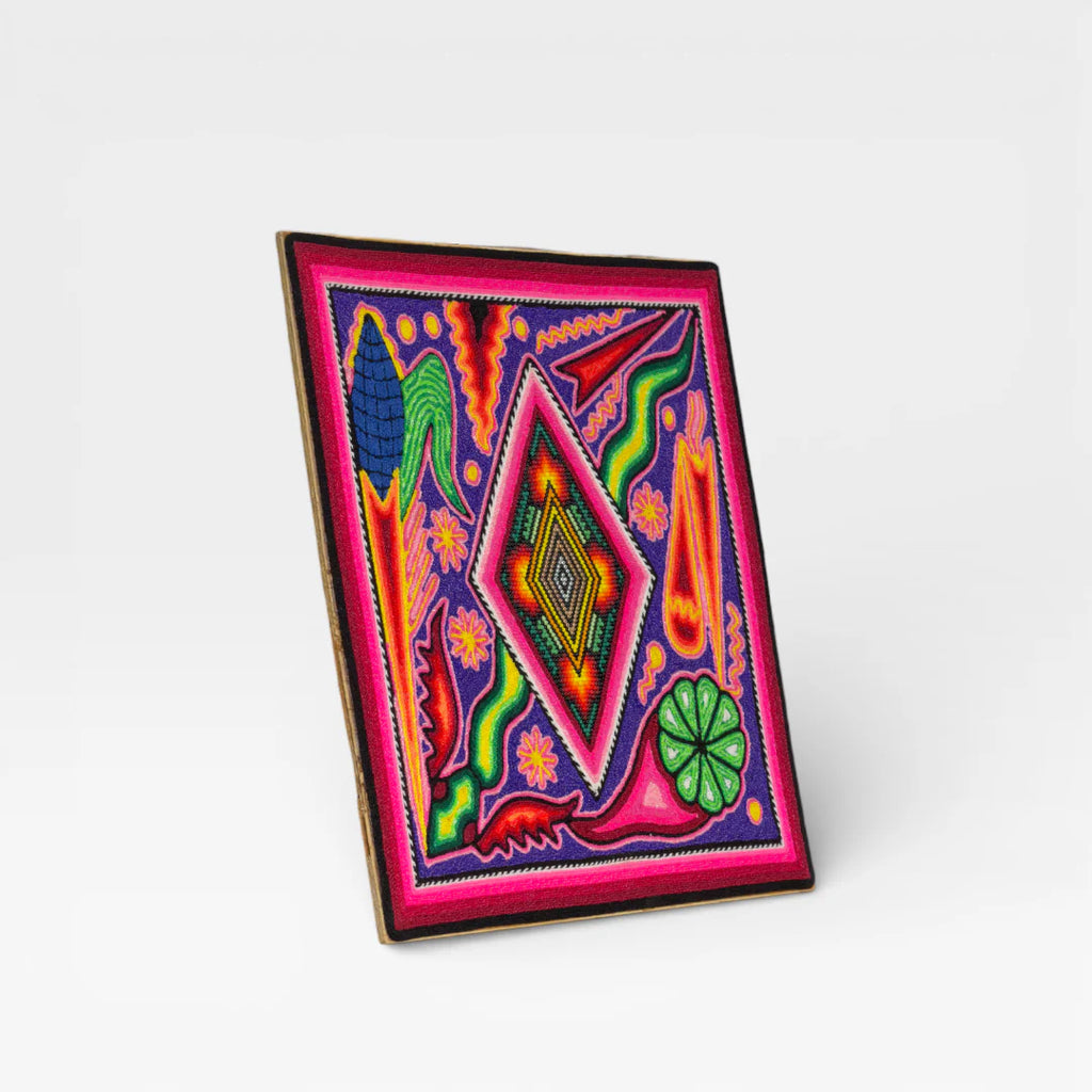 Cuadro de Chaquira Huichol: Arte Púrpura y Rosa Vibrante con Patrón Geométrico