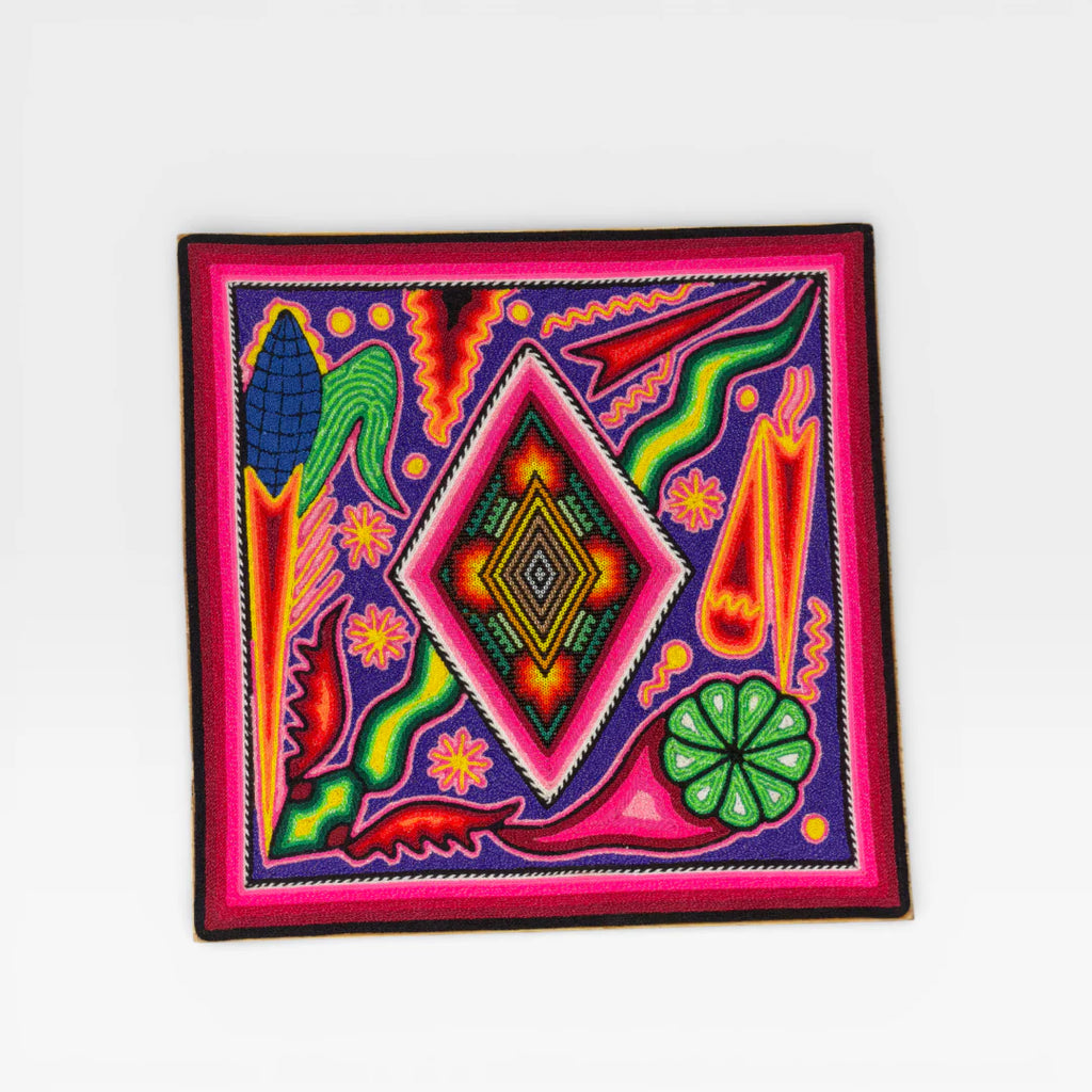 Cuadro de Chaquira Huichol: Arte Púrpura y Rosa Vibrante con Patrón Geométrico